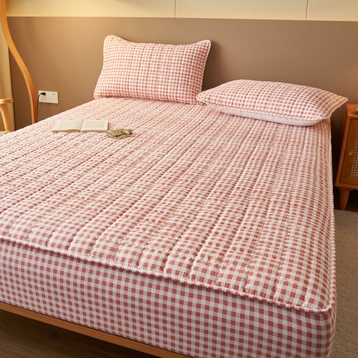 91家纺网 家纺一手货源 找家纺 小萌虎2025新款无印风格水洗棉麻夹棉床笠 粉小格