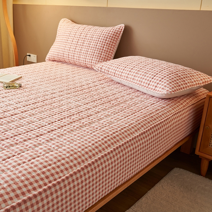 91家纺网 家纺一手货源 找家纺 小萌虎2025新款无印风格水洗棉麻夹棉床笠 粉小格