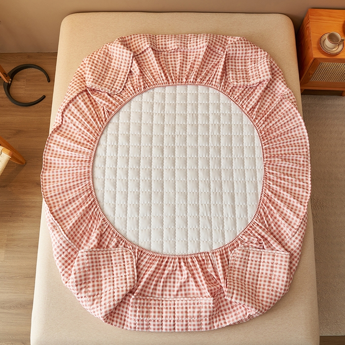 91家纺网 家纺一手货源 找家纺 小萌虎2025新款无印风格水洗棉麻夹棉床笠 粉小格