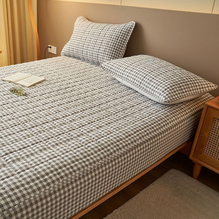 91家纺网 家纺一手货源 找家纺 小萌虎2025新款无印风格水洗棉麻夹棉床笠 灰小格