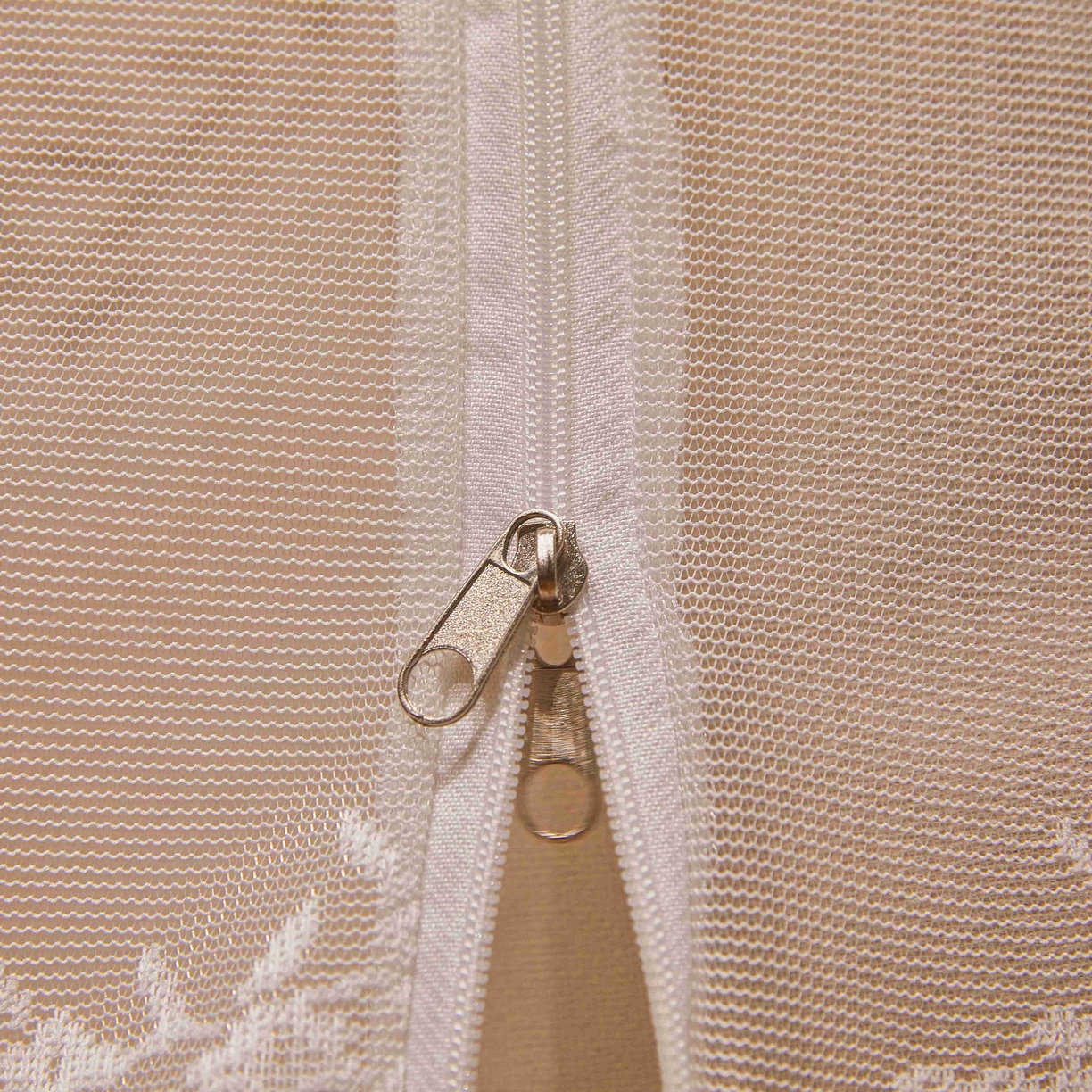 91家纺网 家纺一手货源 找家纺 卓尔居 2025新款学生遮光唯美蕾丝床帘-朝颜 朝颜-米