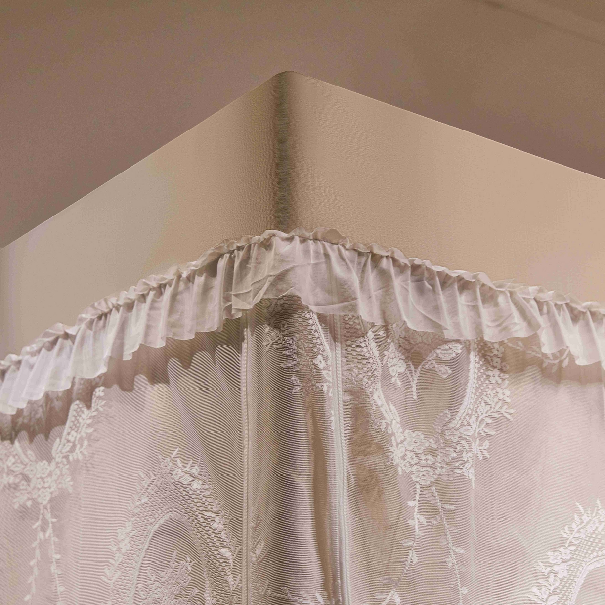 91家纺网 家纺一手货源 找家纺 卓尔居 2025新款学生遮光唯美蕾丝床帘-朝颜 朝颜-米