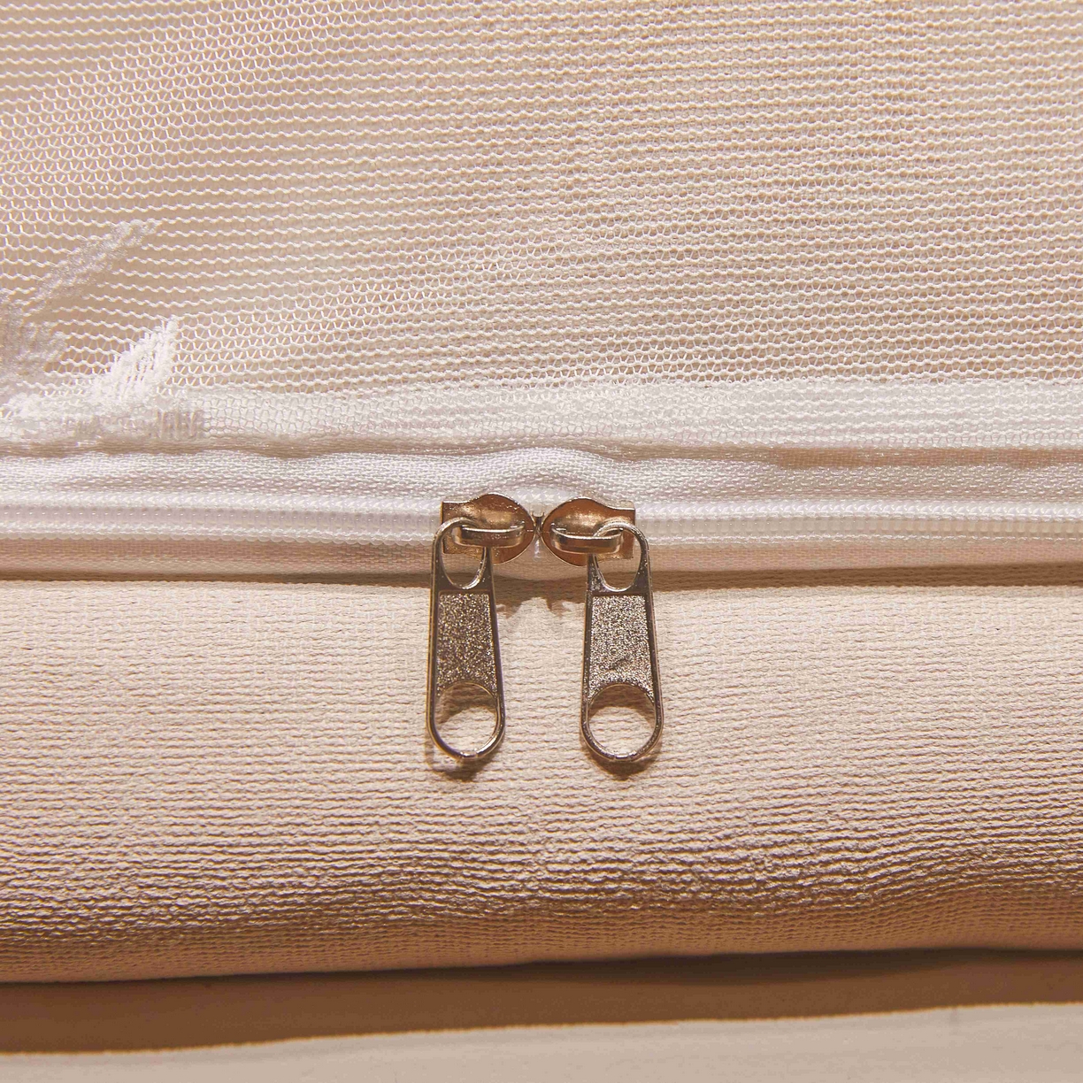 91家纺网 家纺一手货源 找家纺 卓尔居 2025新款学生遮光唯美蕾丝床帘-朝颜 朝颜-米