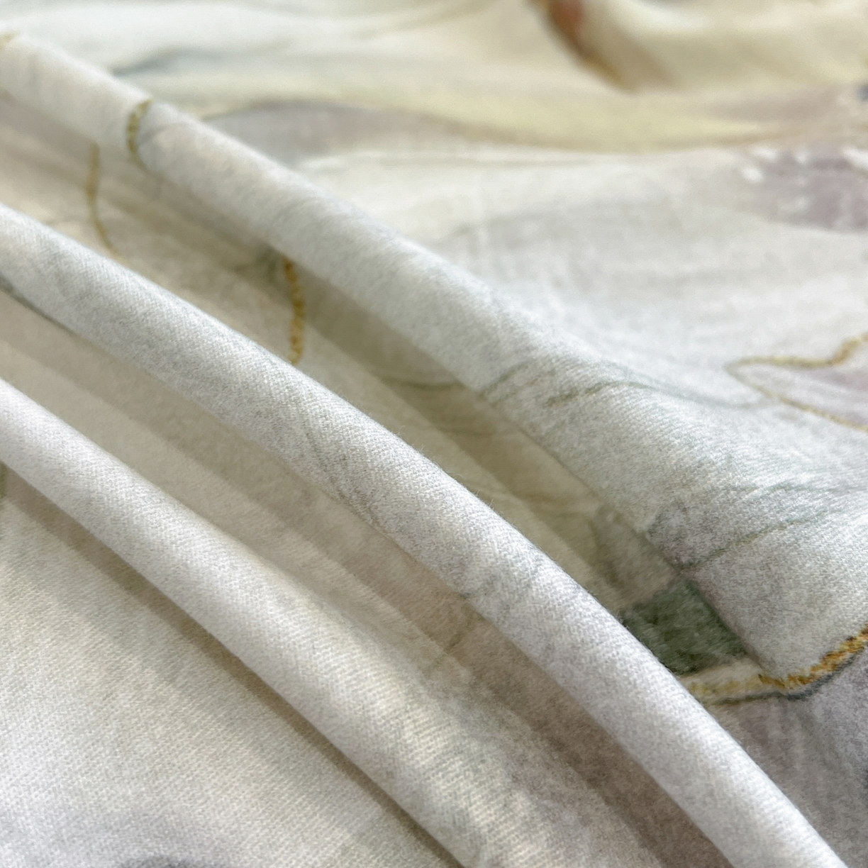 91家纺网 家纺一手货源 找家纺 禾时 2025新款全棉超柔数码印花磨毛四件套（32x21磨毛） 花开宿语（灰）