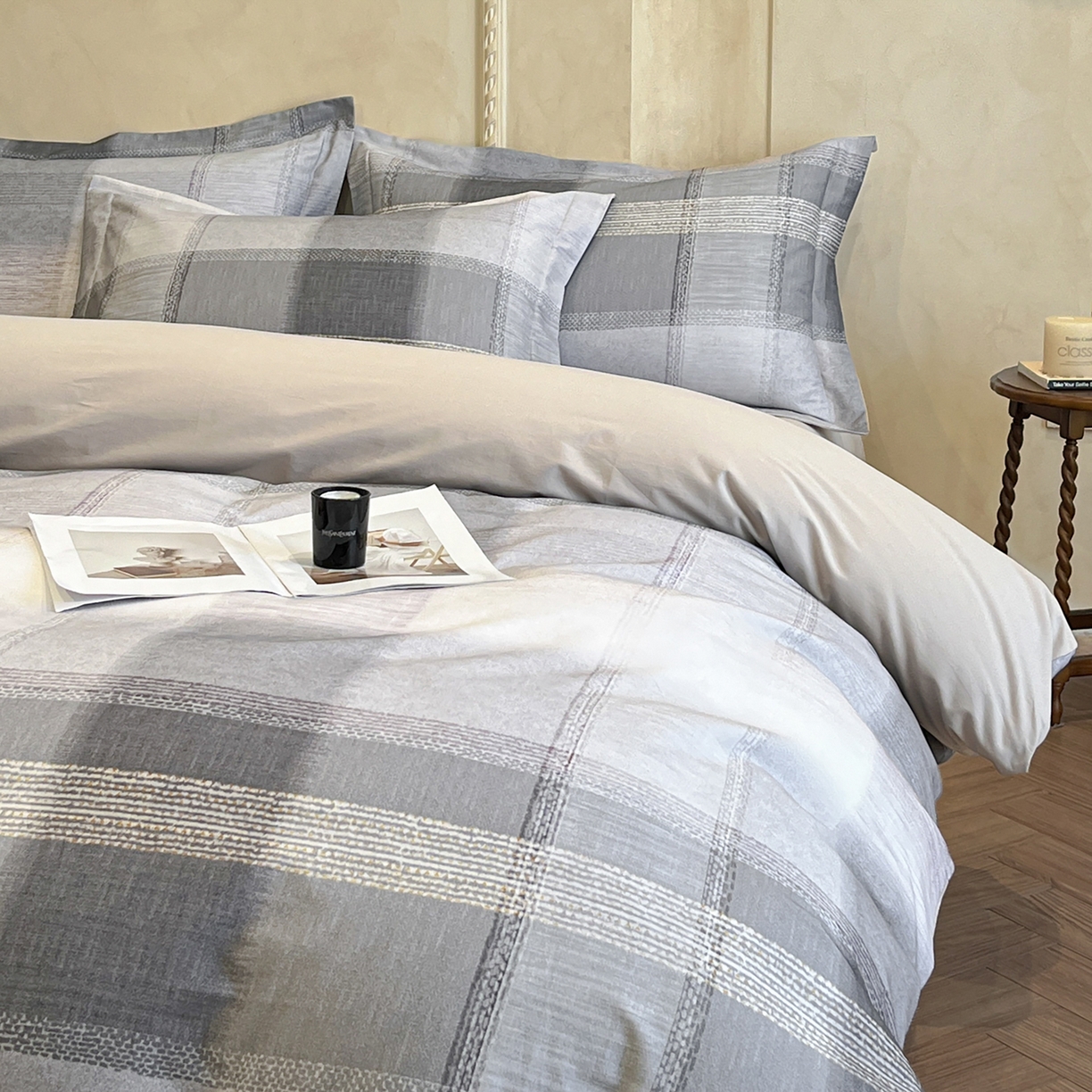 91家纺网 家纺一手货源 找家纺 禾时 2025新款全棉超柔数码印花磨毛四件套（32x21磨毛） 轻织漫冬（灰）