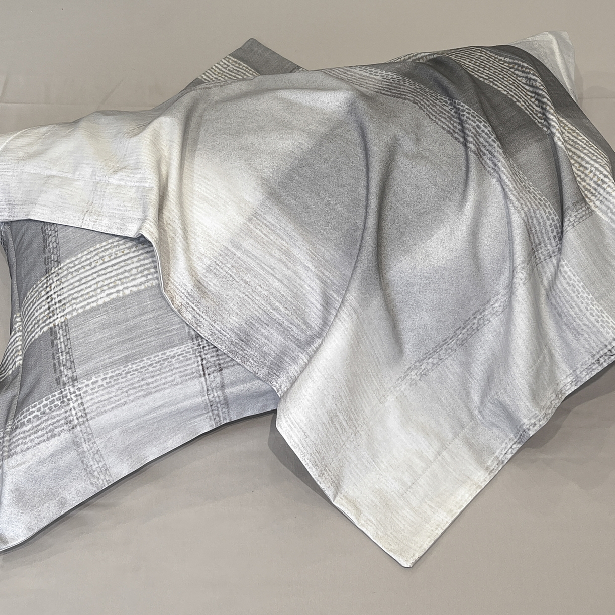 91家纺网 家纺一手货源 找家纺 禾时 2025新款全棉超柔数码印花磨毛四件套（32x21磨毛） 轻织漫冬（灰）