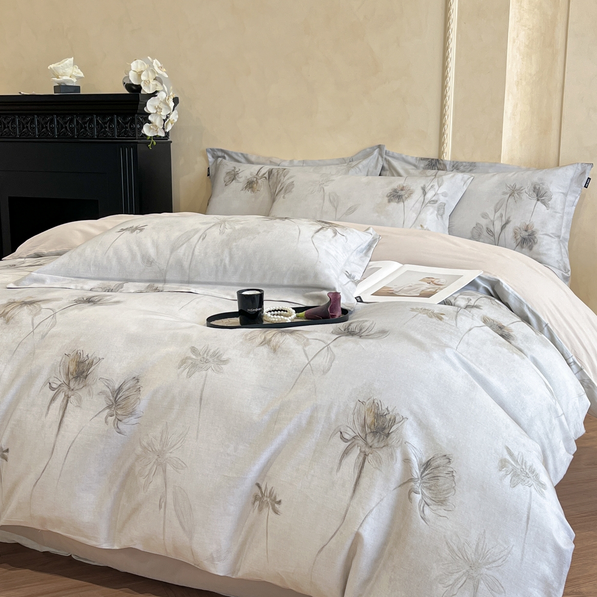 91家纺网 家纺一手货源 找家纺 禾时 2025新款全棉超柔数码印花磨毛四件套（32x21磨毛） 媳秋集（灰）