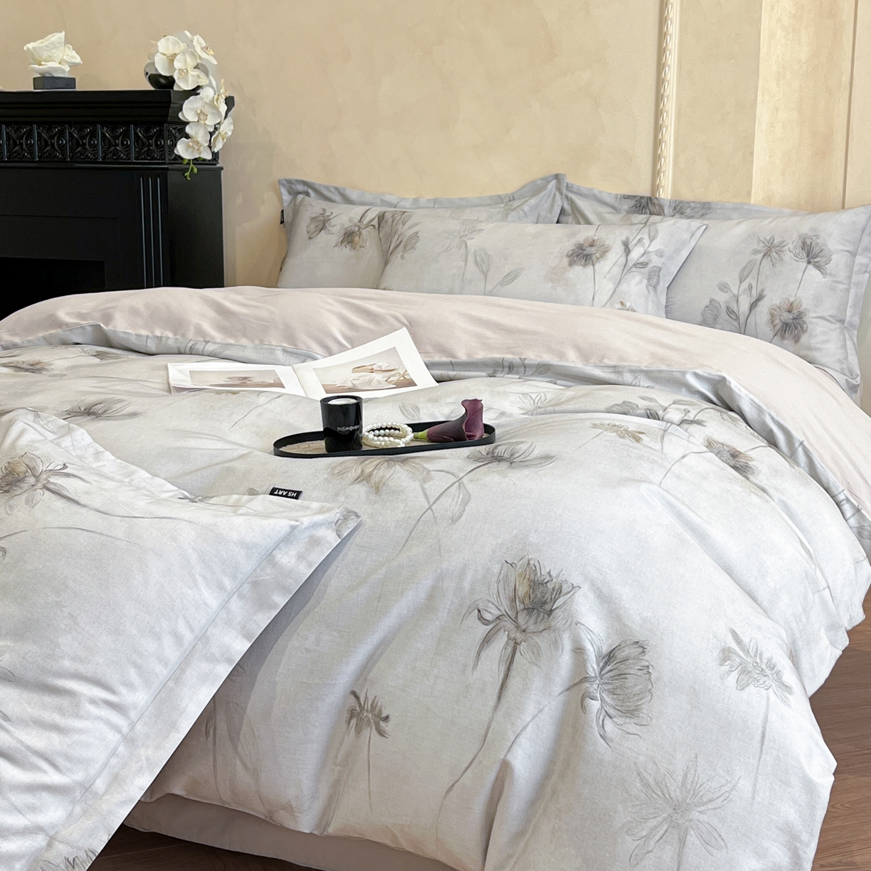 91家纺网 家纺一手货源 找家纺 禾时 2025新款全棉超柔数码印花磨毛四件套（32x21磨毛） 媳秋集（灰）