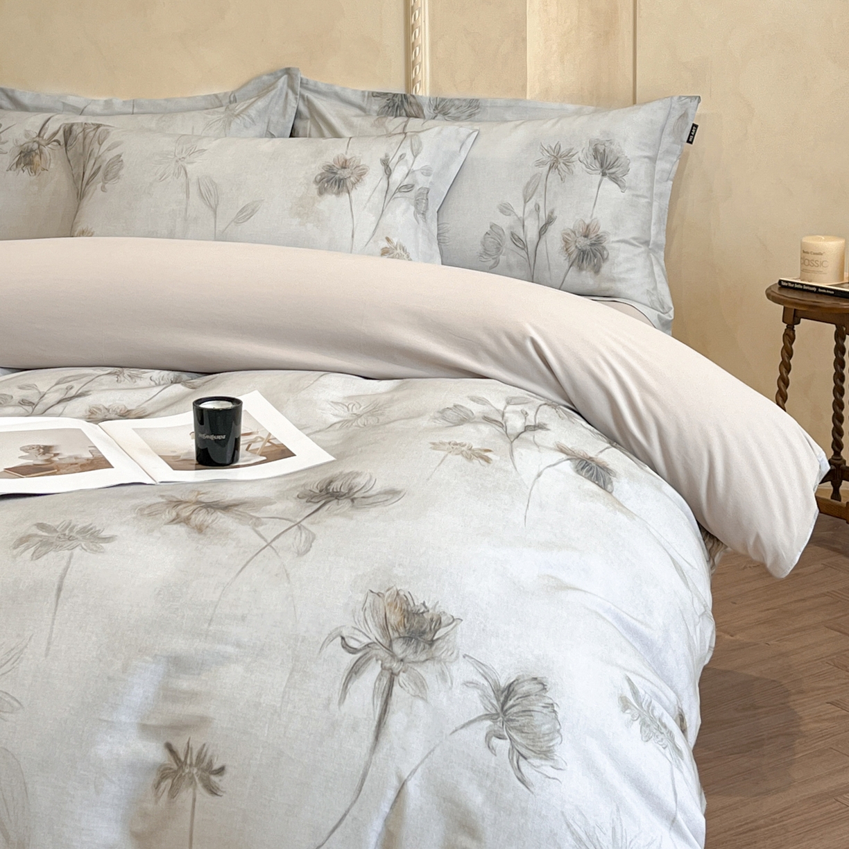 91家纺网 家纺一手货源 找家纺 禾时 2025新款全棉超柔数码印花磨毛四件套（32x21磨毛） 媳秋集（灰）