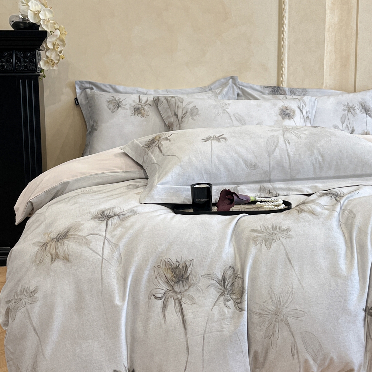 91家纺网 家纺一手货源 找家纺 禾时 2025新款全棉超柔数码印花磨毛四件套（32x21磨毛） 媳秋集（灰）