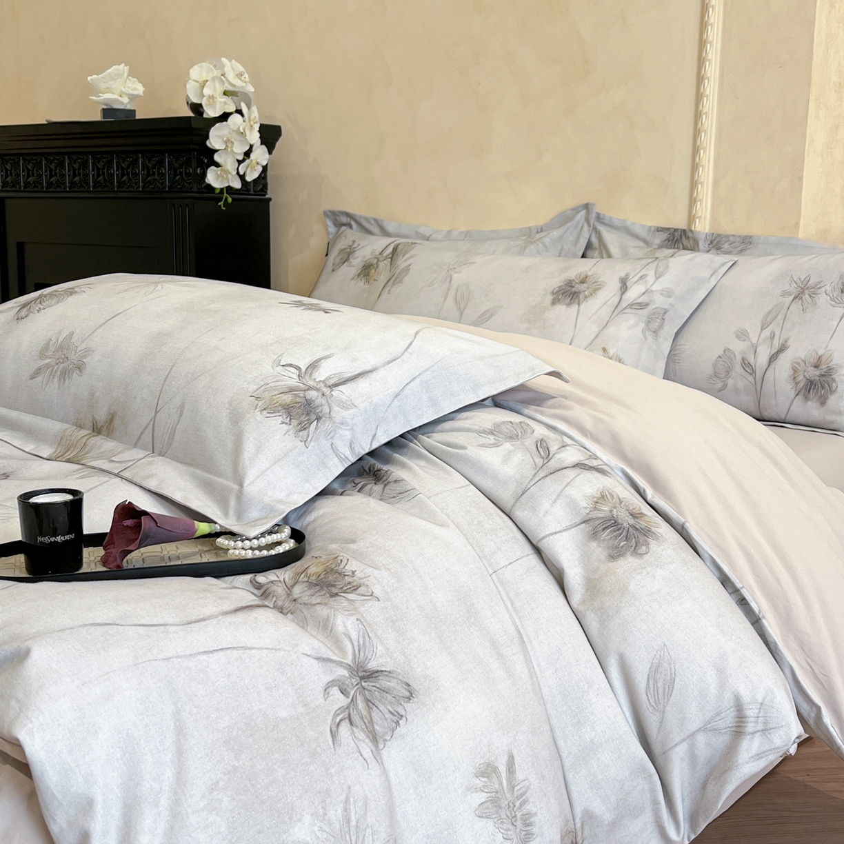 91家纺网 家纺一手货源 找家纺 禾时 2025新款全棉超柔数码印花磨毛四件套（32x21磨毛） 媳秋集（灰）