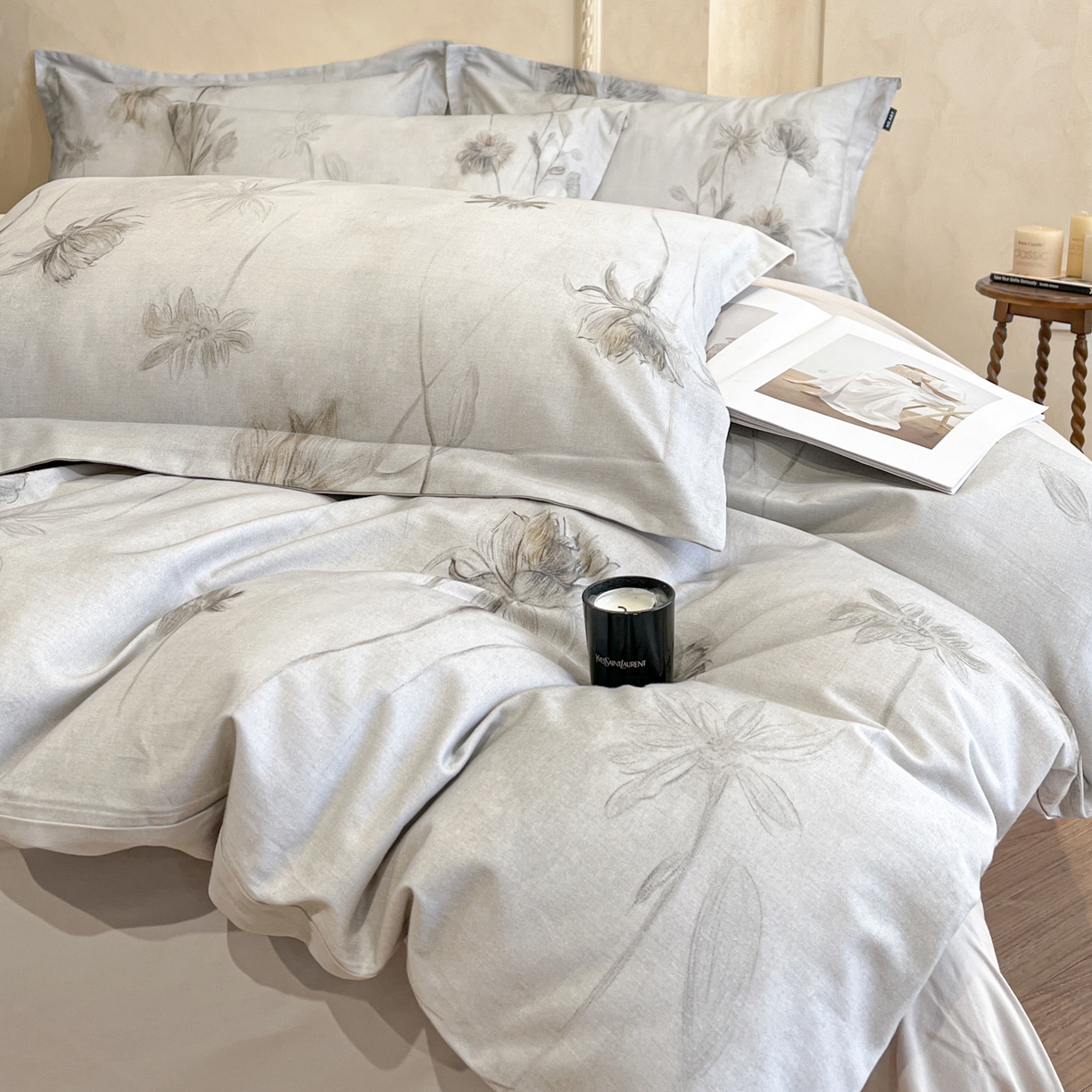 91家纺网 家纺一手货源 找家纺 禾时 2025新款全棉超柔数码印花磨毛四件套（32x21磨毛） 媳秋集（灰）