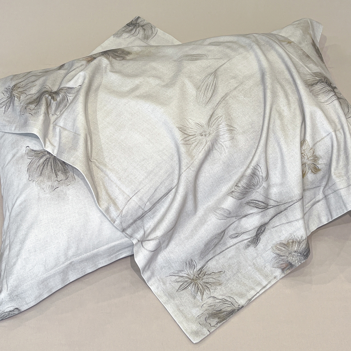 91家纺网 家纺一手货源 找家纺 禾时 2025新款全棉超柔数码印花磨毛四件套（32x21磨毛） 媳秋集（灰）