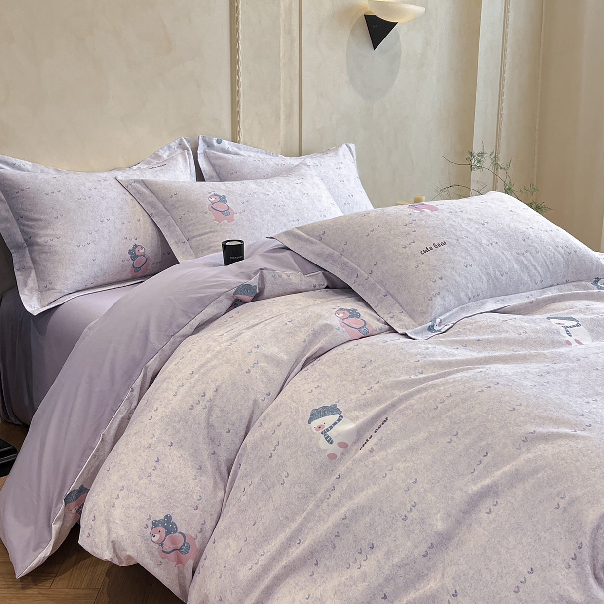 91家纺网 家纺一手货源 找家纺 禾时 2025新款全棉超柔数码印花磨毛四件套（32x21磨毛） 幸福熊（紫）