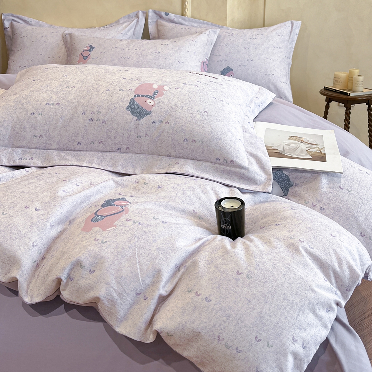 91家纺网 家纺一手货源 找家纺 禾时 2025新款全棉超柔数码印花磨毛四件套（32x21磨毛） 幸福熊（紫）