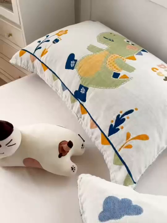 91家纺网 家纺一手货源 找家纺 美宜家2025新款全棉水洗纱布枕巾 快乐呀一只