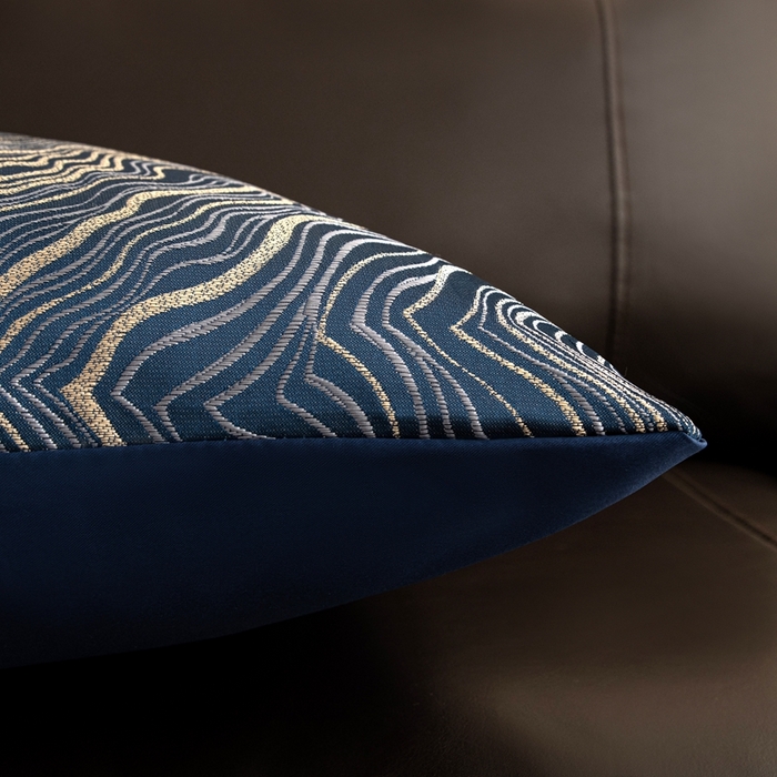 91家纺网 家纺一手货源 找家纺 新奇异 2025新款新中式肌理纹抱枕 丝澜云影-孔雀蓝