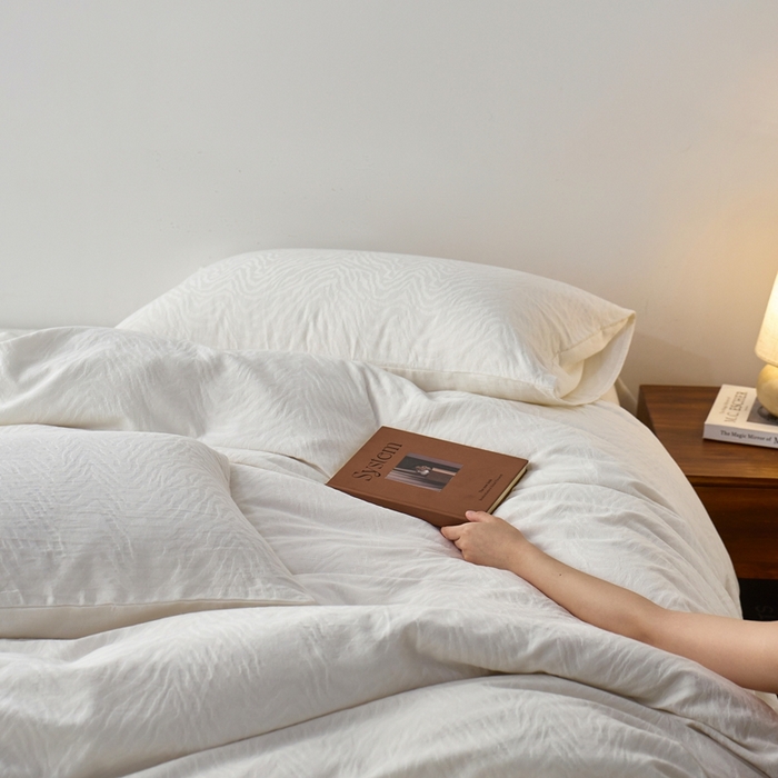 91家纺网 家纺一手货源 找家纺 梦享生活家居 2025新款白色全棉肌理纹提花四件套 曲线