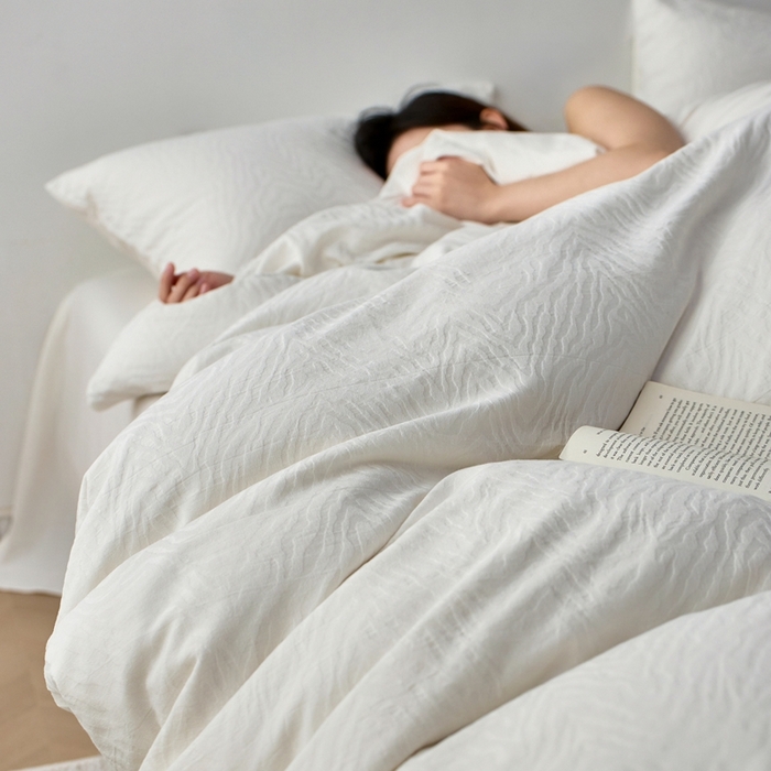 91家纺网 家纺一手货源 找家纺 梦享生活家居 2025新款白色全棉肌理纹提花四件套 曲线