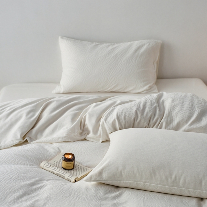 91家纺网 家纺一手货源 找家纺 梦享生活家居 2025新款白色全棉肌理纹提花四件套 曲线