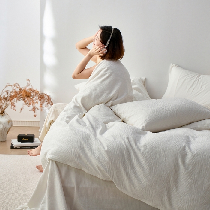 91家纺网 家纺一手货源 找家纺 梦享生活家居 2025新款白色全棉肌理纹提花四件套 曲线