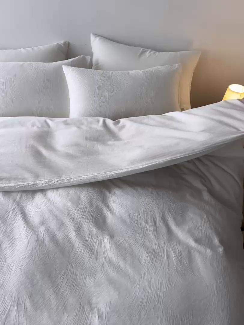 91家纺网 家纺一手货源 找家纺 梦享生活家居 2025新款白色全棉肌理纹提花四件套 曲线