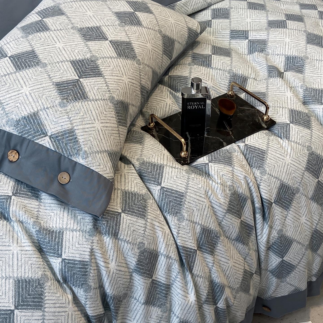 91家纺网 家纺一手货源 找家纺 慕希家纺 2025新款全棉纯棉轻奢加厚磨毛纽扣款四件套 格律时尚