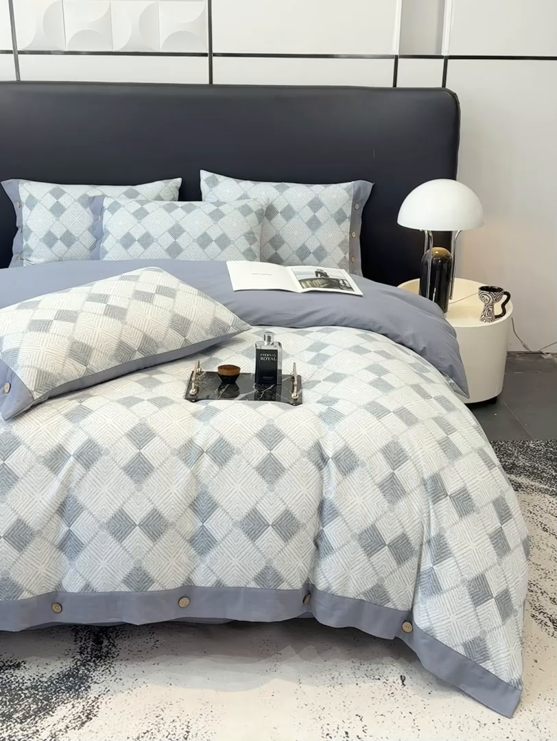 91家纺网 家纺一手货源 找家纺 慕希家纺 2025新款全棉纯棉轻奢加厚磨毛纽扣款四件套 格律时尚