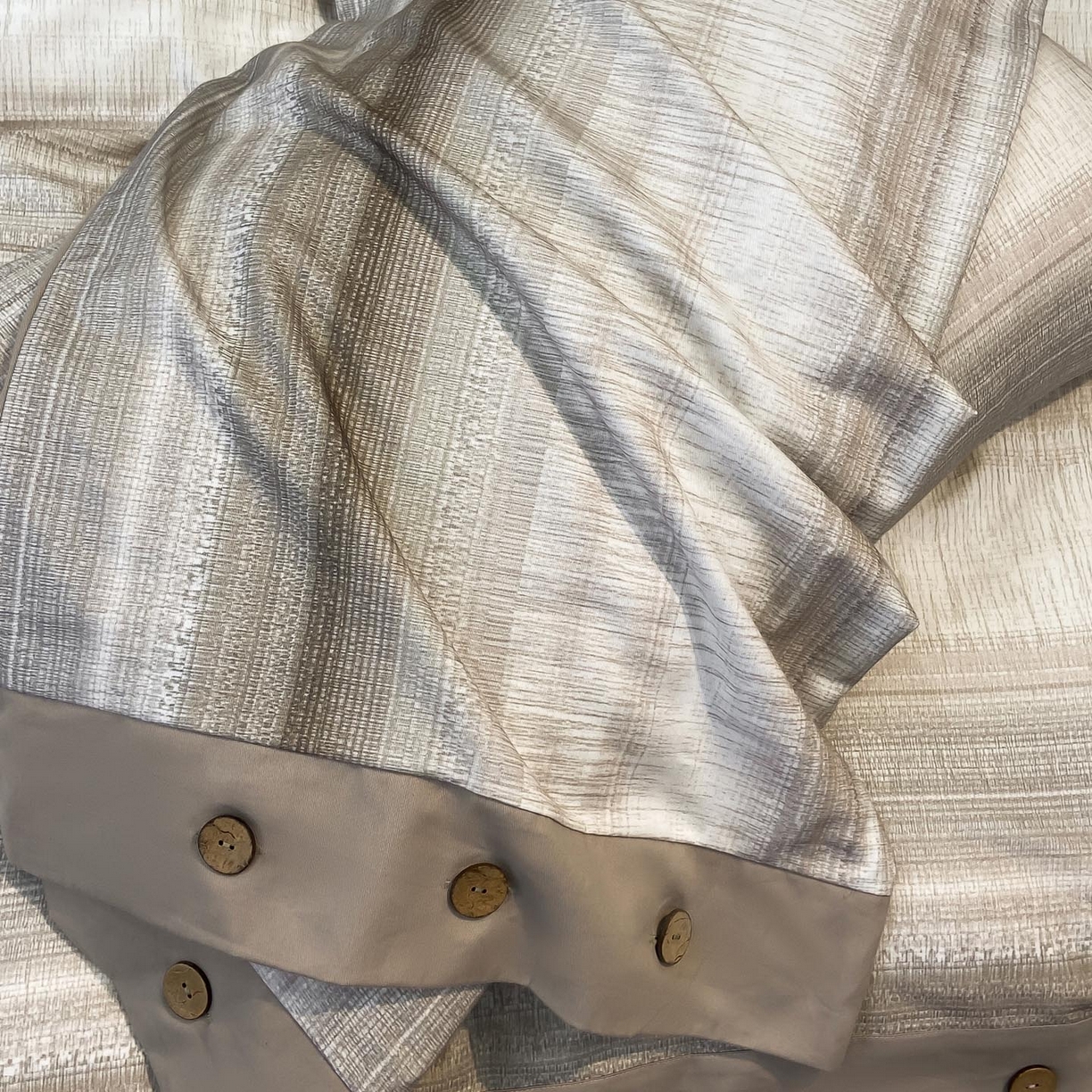 91家纺网 家纺一手货源 找家纺 慕希家纺 2025新款全棉纯棉轻奢加厚磨毛纽扣款四件套 光遇-咖