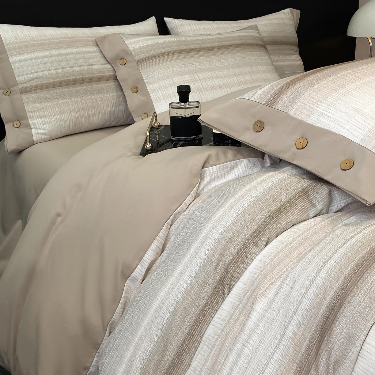 91家纺网 家纺一手货源 找家纺 慕希家纺 2025新款全棉纯棉轻奢加厚磨毛纽扣款四件套 光遇-咖