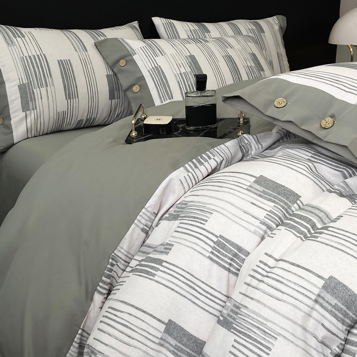 91家纺网 家纺一手货源 找家纺 慕希家纺 2025新款全棉纯棉轻奢加厚磨毛纽扣款四件套 品思-灰