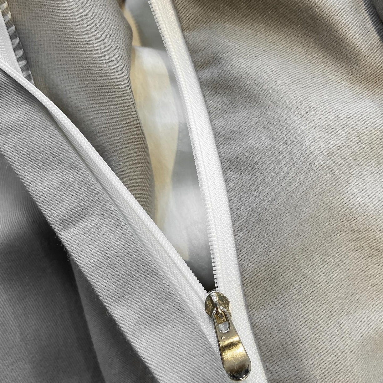 91家纺网 家纺一手货源 找家纺 慕希家纺 2025新款全棉纯棉轻奢加厚磨毛纽扣款四件套 品思-灰