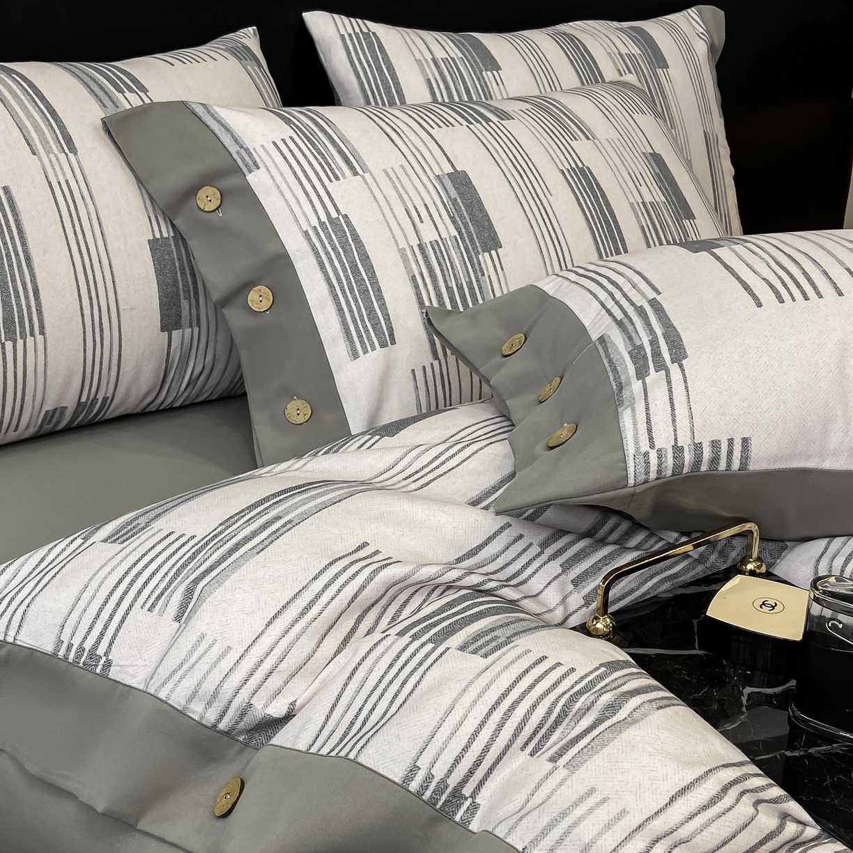 91家纺网 家纺一手货源 找家纺 慕希家纺 2025新款全棉纯棉轻奢加厚磨毛纽扣款四件套 品思-灰