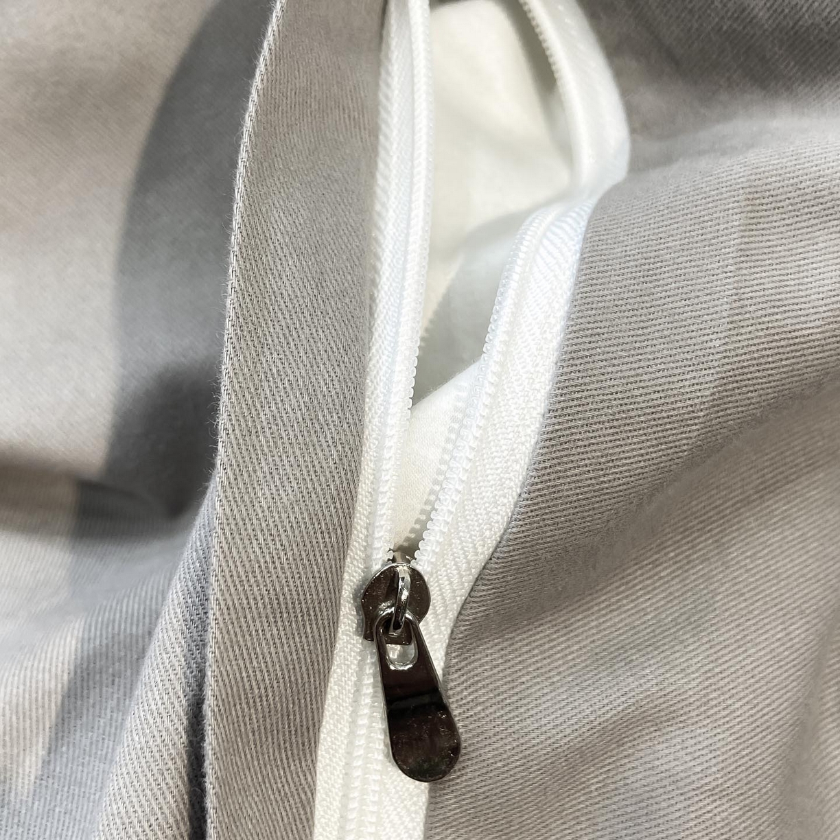 91家纺网 家纺一手货源 找家纺 慕希家纺 2025新款全棉纯棉轻奢加厚磨毛纽扣款四件套 拾光-灰