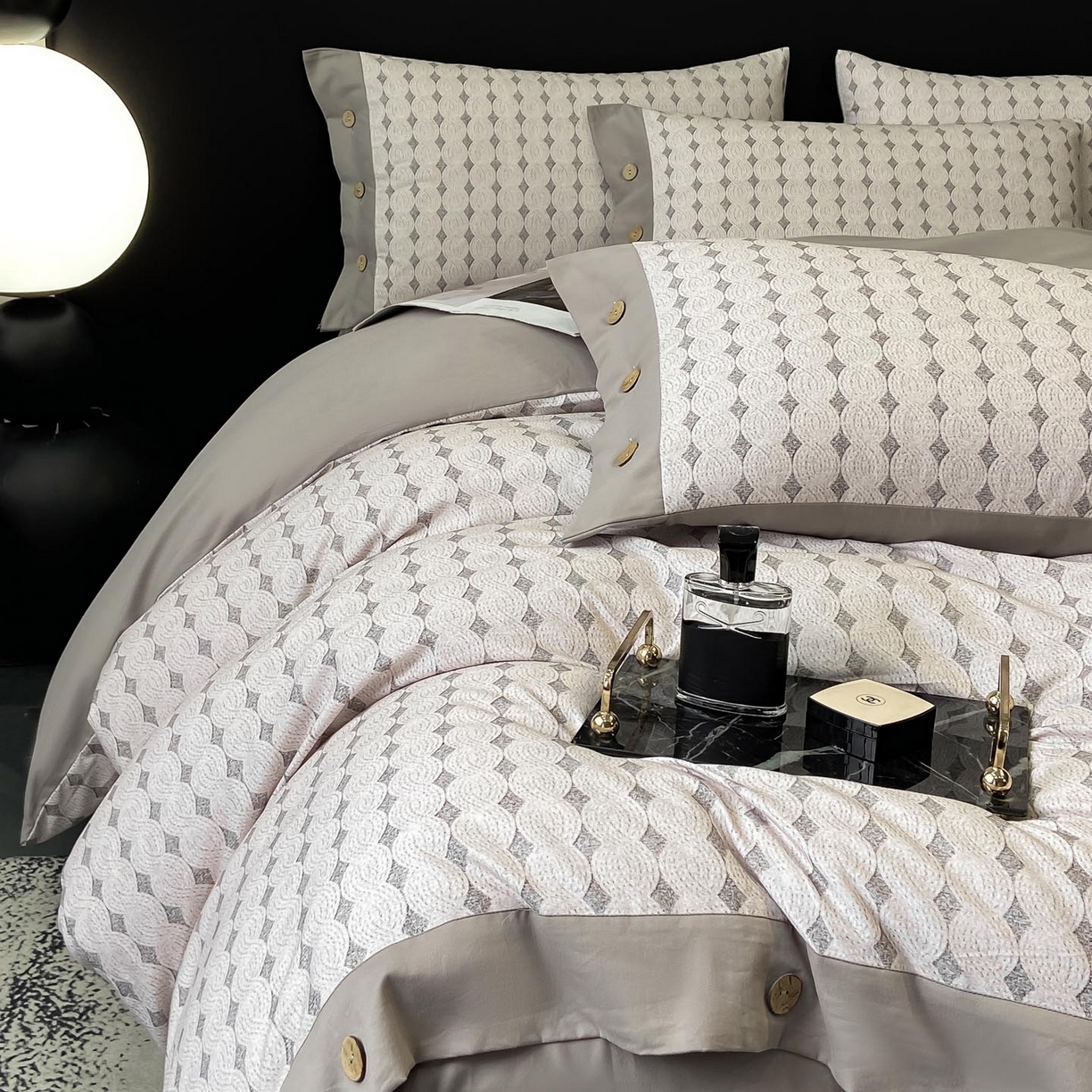 91家纺网 家纺一手货源 找家纺 慕希家纺 2025新款全棉纯棉轻奢加厚磨毛纽扣款四件套 拾光-灰