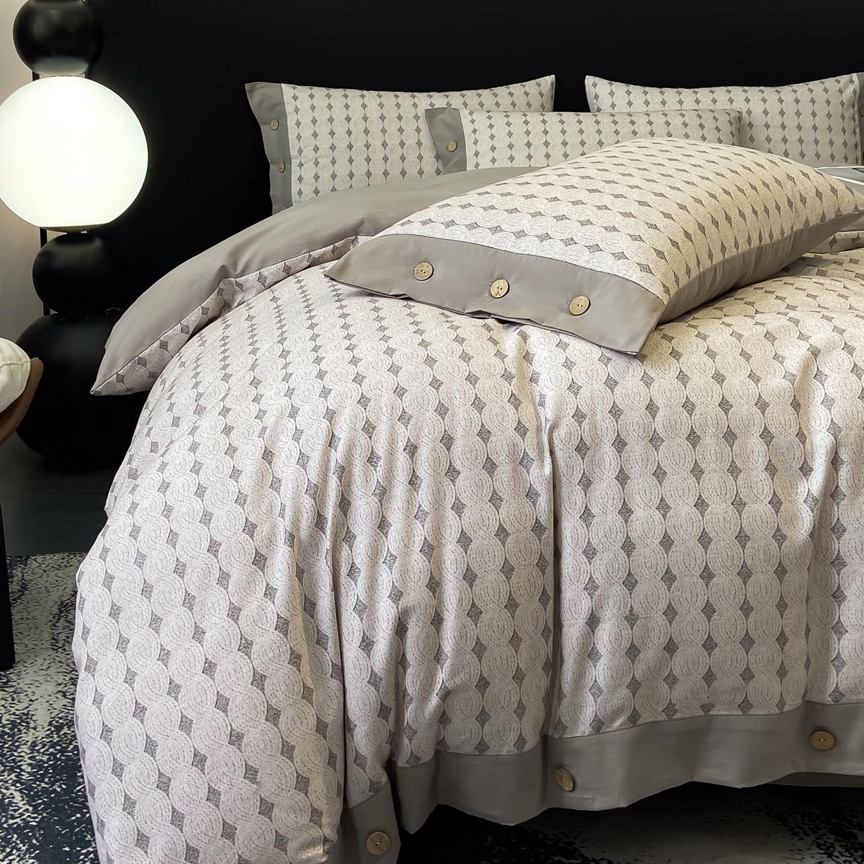 91家纺网 家纺一手货源 找家纺 慕希家纺 2025新款全棉纯棉轻奢加厚磨毛纽扣款四件套 拾光-灰