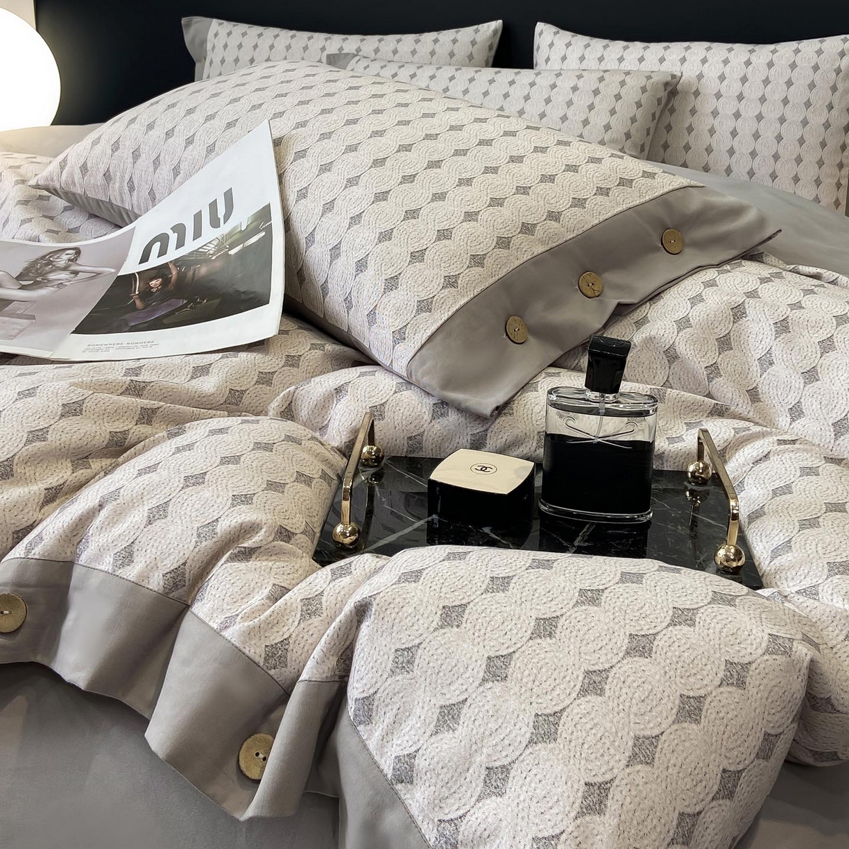 91家纺网 家纺一手货源 找家纺 慕希家纺 2025新款全棉纯棉轻奢加厚磨毛纽扣款四件套 拾光-灰