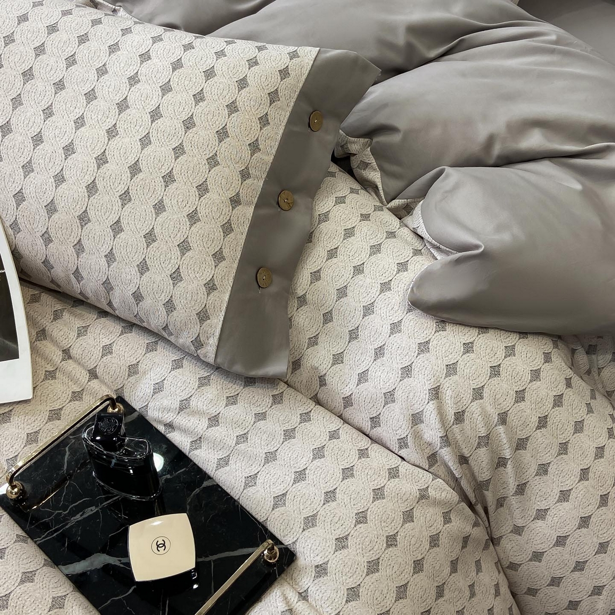 91家纺网 家纺一手货源 找家纺 慕希家纺 2025新款全棉纯棉轻奢加厚磨毛纽扣款四件套 拾光-灰