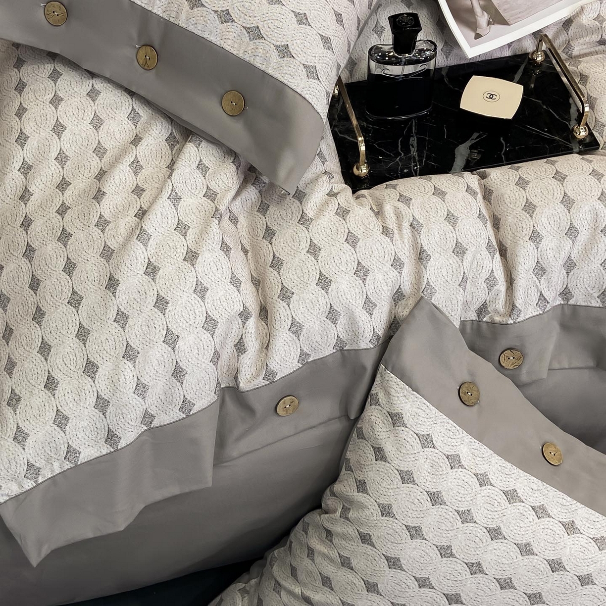 91家纺网 家纺一手货源 找家纺 慕希家纺 2025新款全棉纯棉轻奢加厚磨毛纽扣款四件套 拾光-灰