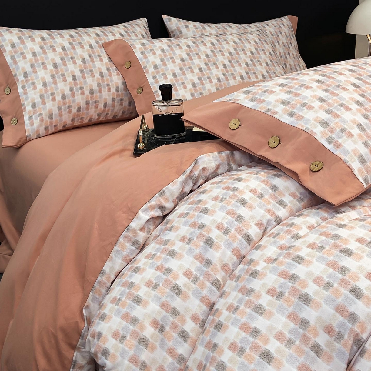 91家纺网 家纺一手货源 找家纺 慕希家纺 2025新款全棉纯棉轻奢加厚磨毛纽扣款四件套 随感-红咖