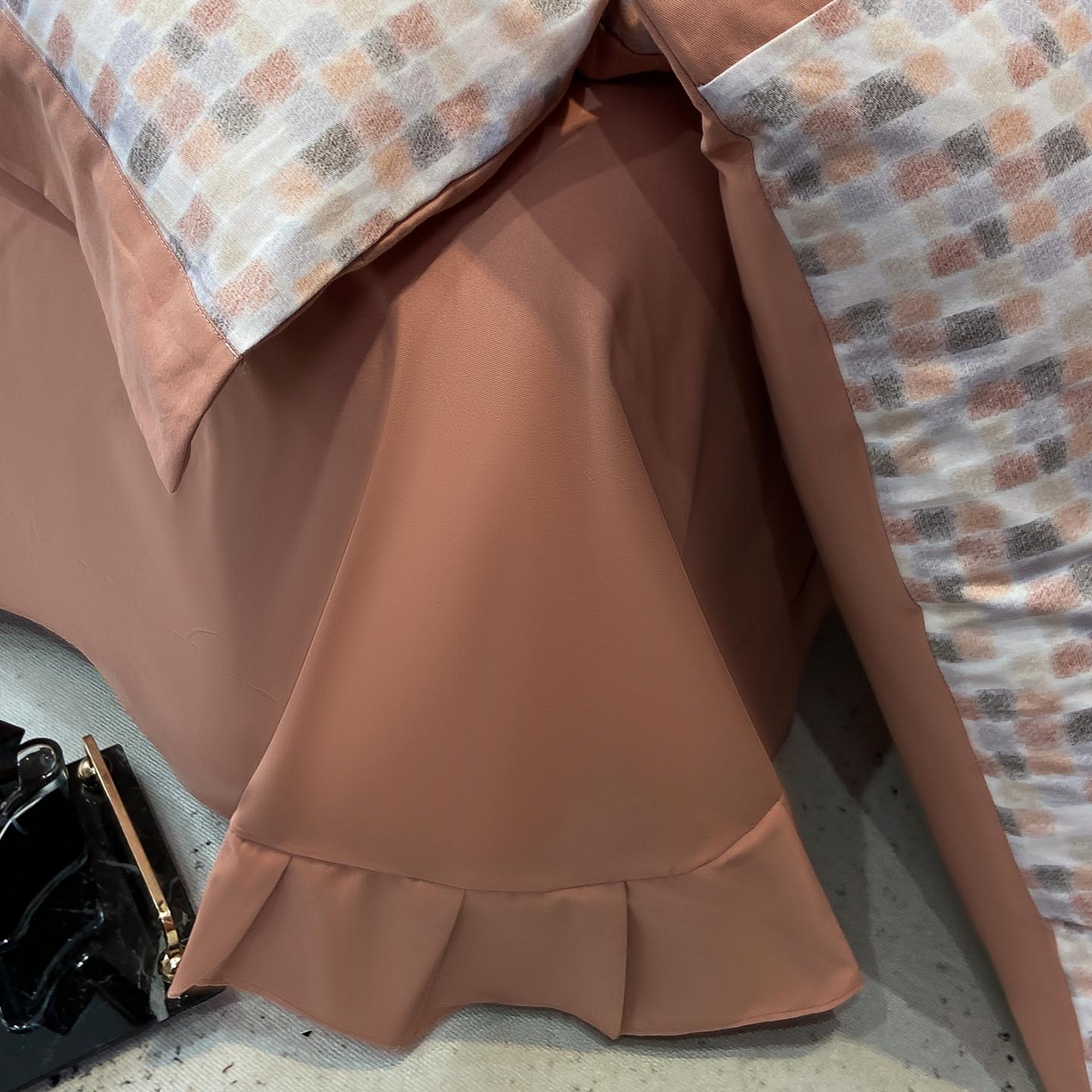 91家纺网 家纺一手货源 找家纺 慕希家纺 2025新款全棉纯棉轻奢加厚磨毛纽扣款四件套 随感-红咖