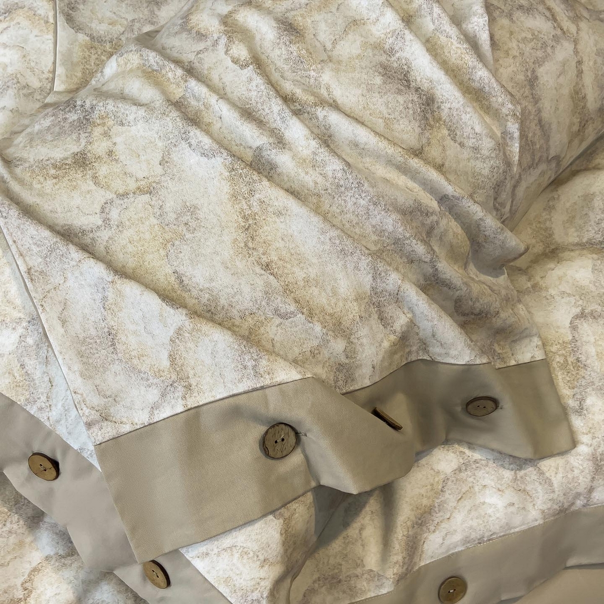 91家纺网 家纺一手货源 找家纺 慕希家纺 2025新款全棉纯棉轻奢加厚磨毛纽扣款四件套 温言-浅咖