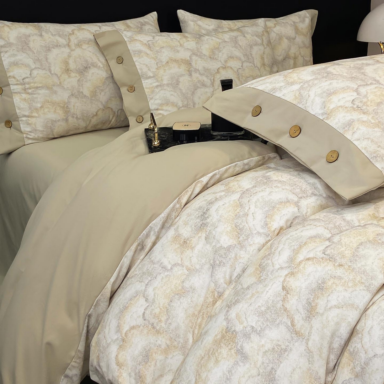 91家纺网 家纺一手货源 找家纺 慕希家纺 2025新款全棉纯棉轻奢加厚磨毛纽扣款四件套 温言-浅咖