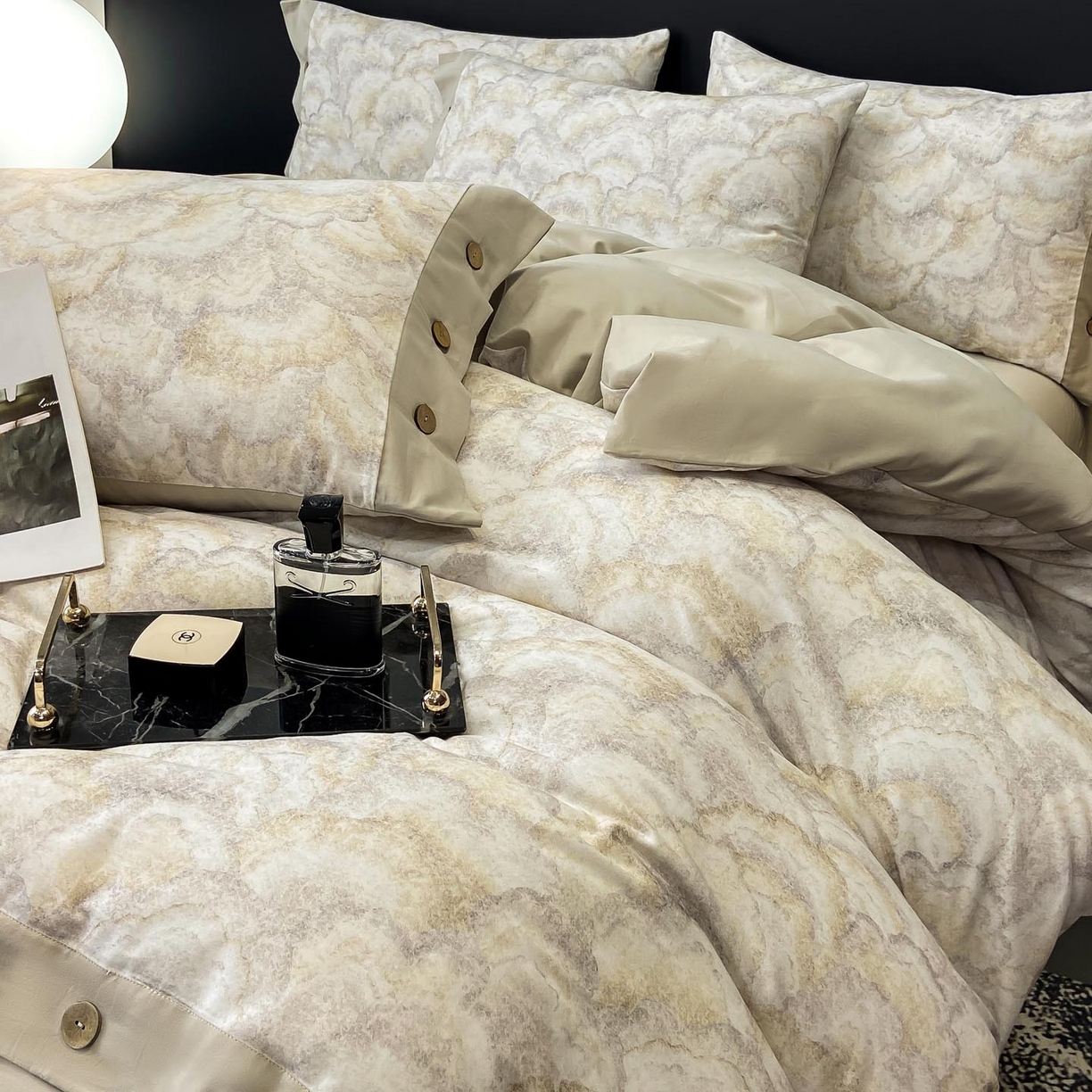 91家纺网 家纺一手货源 找家纺 慕希家纺 2025新款全棉纯棉轻奢加厚磨毛纽扣款四件套 温言-浅咖