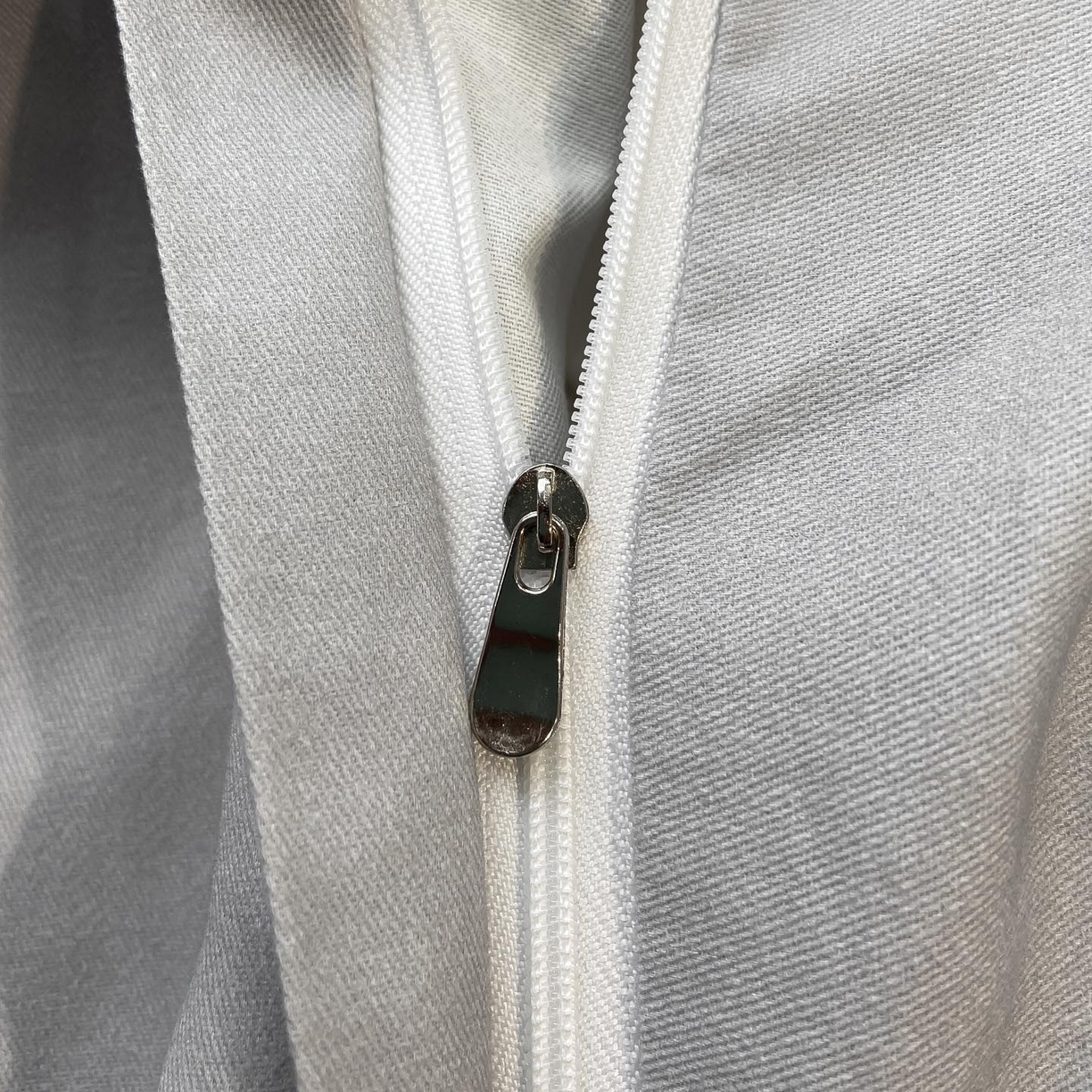 91家纺网 家纺一手货源 找家纺 慕希家纺 2025新款全棉纯棉轻奢加厚磨毛纽扣款四件套 雾林-浅灰