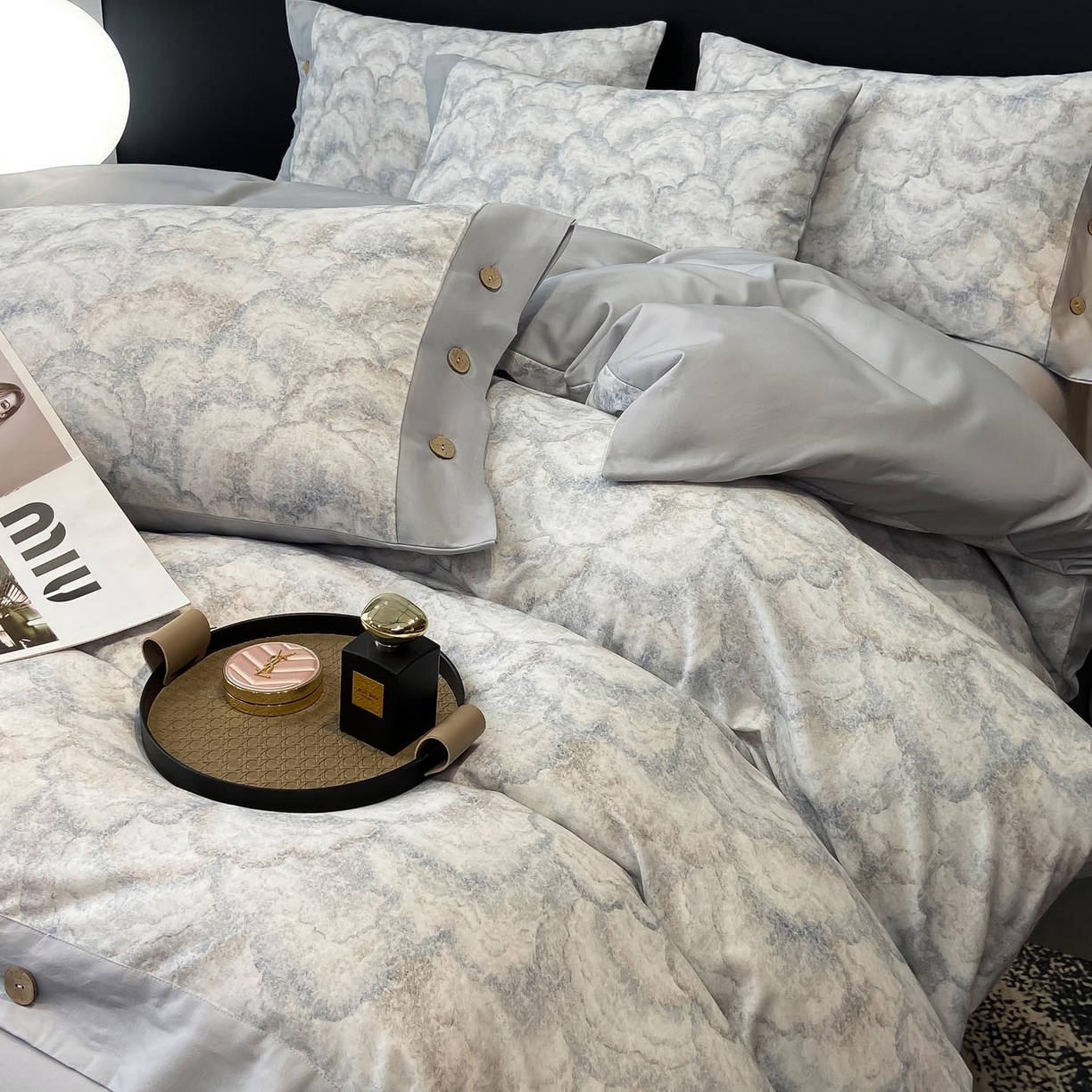 91家纺网 家纺一手货源 找家纺 慕希家纺 2025新款全棉纯棉轻奢加厚磨毛纽扣款四件套 雾林-浅灰