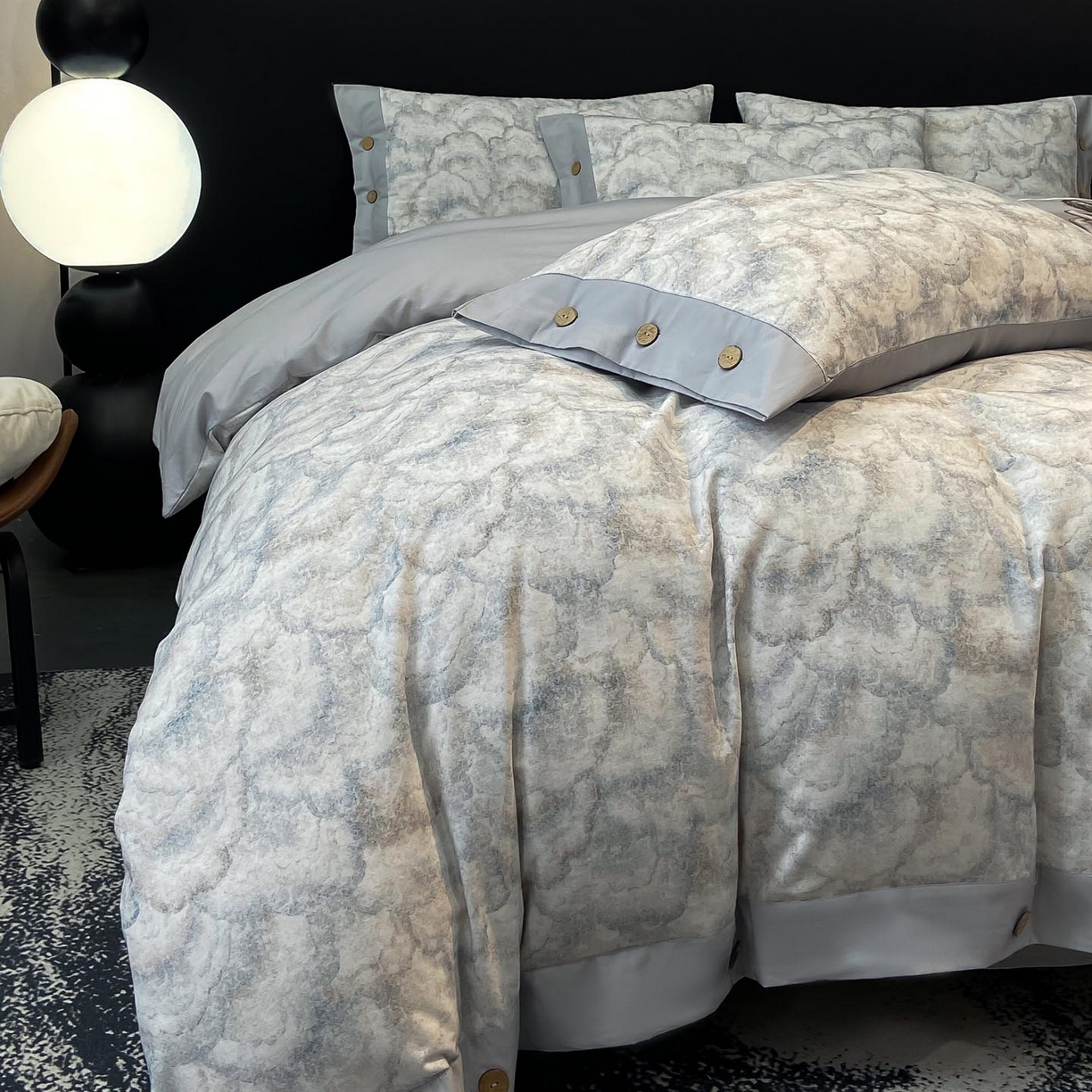 91家纺网 家纺一手货源 找家纺 慕希家纺 2025新款全棉纯棉轻奢加厚磨毛纽扣款四件套 雾林-浅灰