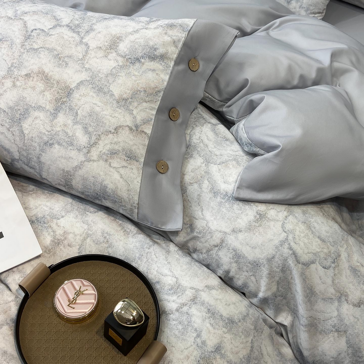 91家纺网 家纺一手货源 找家纺 慕希家纺 2025新款全棉纯棉轻奢加厚磨毛纽扣款四件套 雾林-浅灰