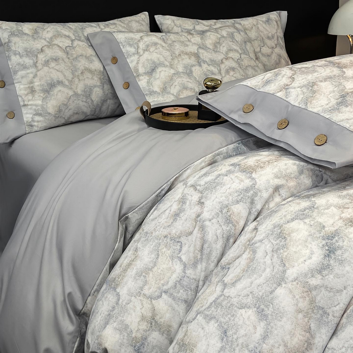 91家纺网 家纺一手货源 找家纺 慕希家纺 2025新款全棉纯棉轻奢加厚磨毛纽扣款四件套 雾林-浅灰