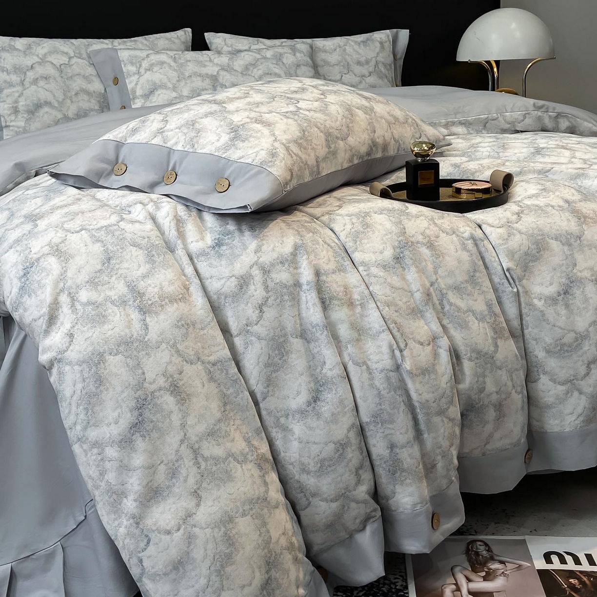 91家纺网 家纺一手货源 找家纺 慕希家纺 2025新款全棉纯棉轻奢加厚磨毛纽扣款四件套 雾林-浅灰